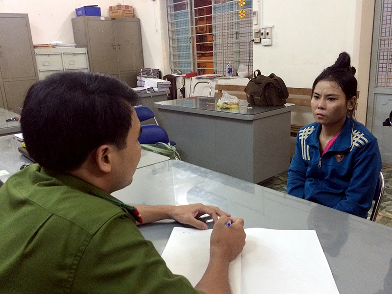 Phong cho biết mình nuôi con nhỏ, nợ nần nên dù biết vi phạm pháp luật vẫn làm thẻ ATM đưa cho Ngoan